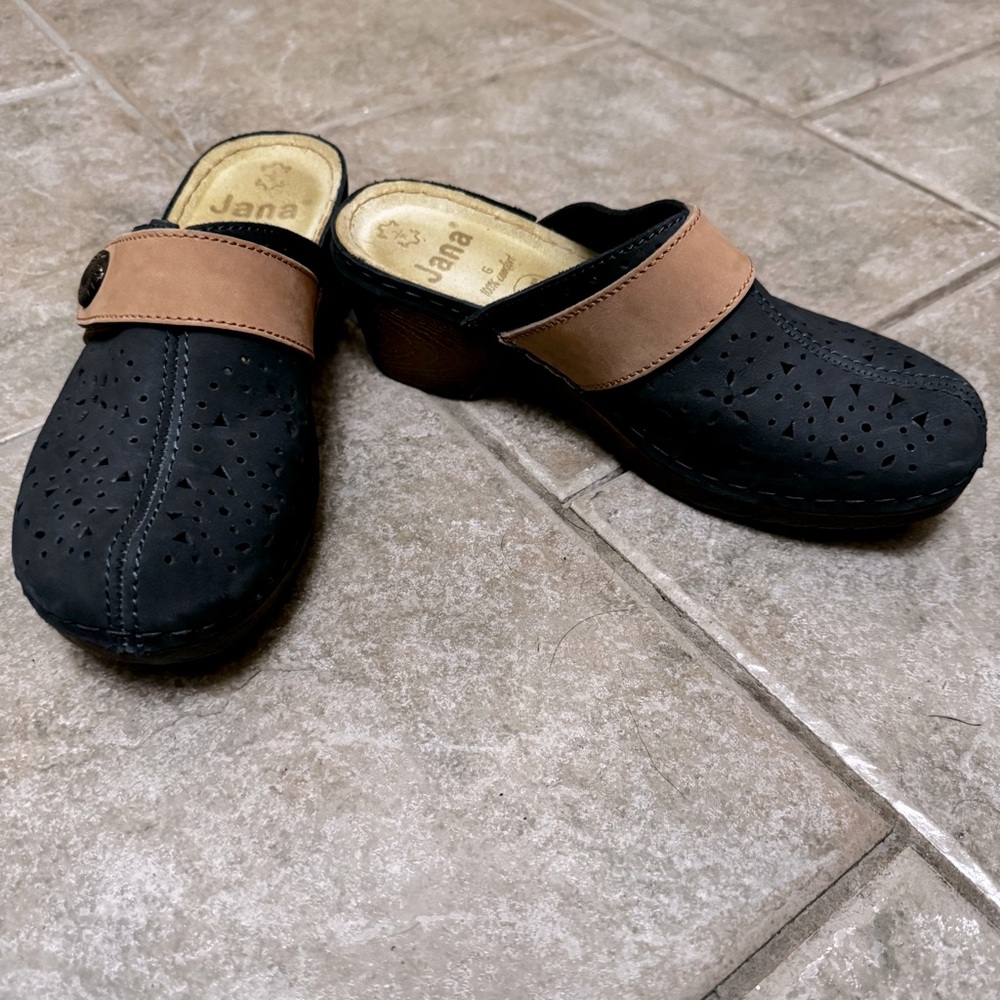Jana navy leather slip on sandals size 38/7